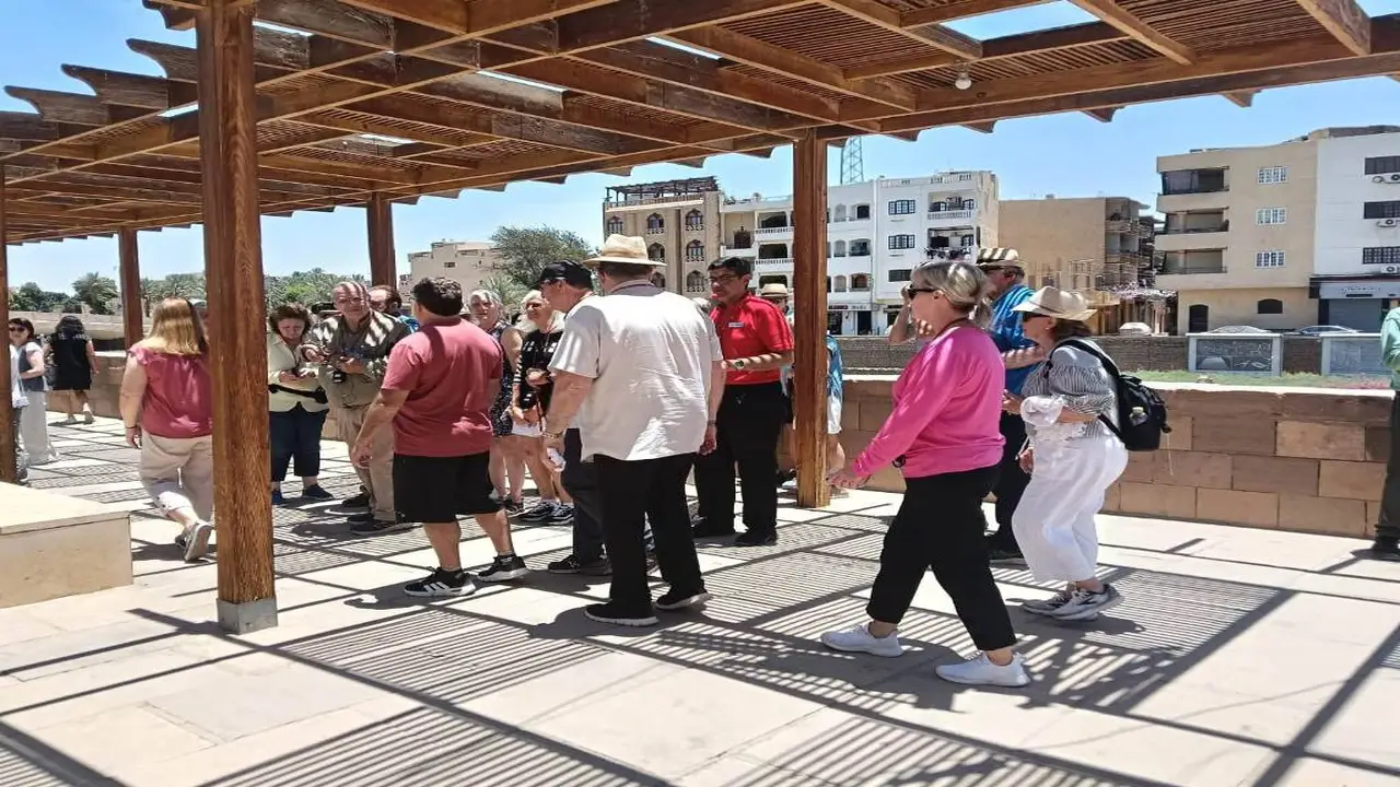 وفود أجنبية في مكتبة مصر العامة بالأقصر خلال عيد الأضحى المبارك